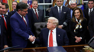 נשיא ארה"ב דונלד טראמפ חתימה סיום השבתת הממשל מייק ג'ונסון