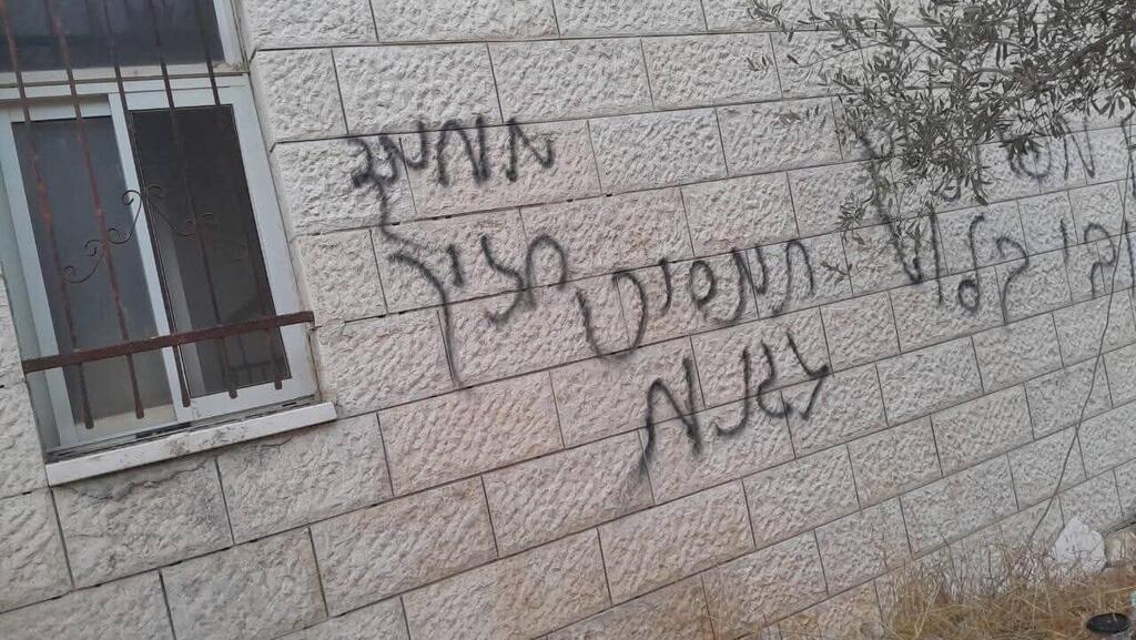 Граффити на стене мечети כתובות שרוססו על מסגד בכפר דיראסתיא על ידי מתנחלים