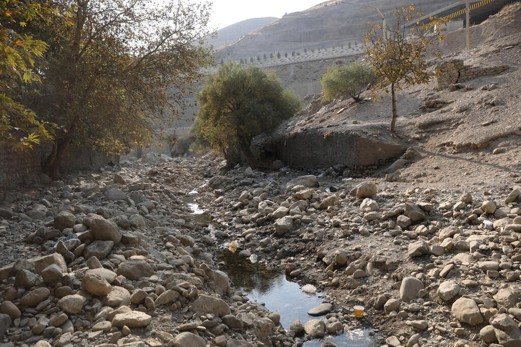 A dry river in Iran, November 2025 (Photo: Majid Asgaripour/WANA (West Asia News Agency)/Reuters) התייבשות מאגרי מים באיראן
