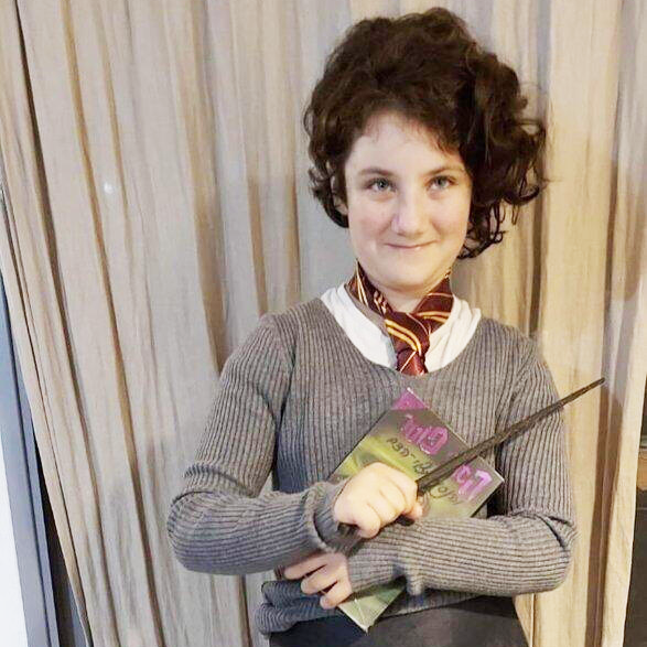 נויה דן ז"ל, עם ספר מסדרת "הארי פוטר"