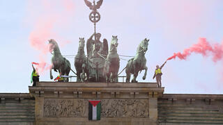 פעילים מפגינים פרו-פלסטינים על שער ברנדנבורג ברלין גרמניה