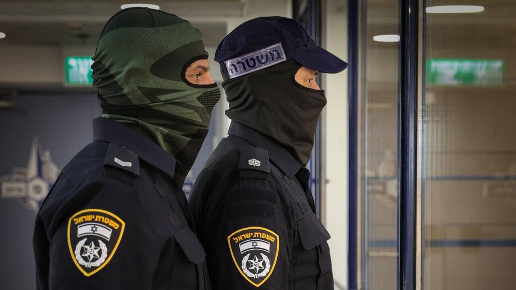 בכובע כחול - רפ"ק ק', מפקד מחלקת סוכנים בימ"ר תל אביב, בכובע ירוק - רס"מ מ', המפעיל של אל צ'אפו