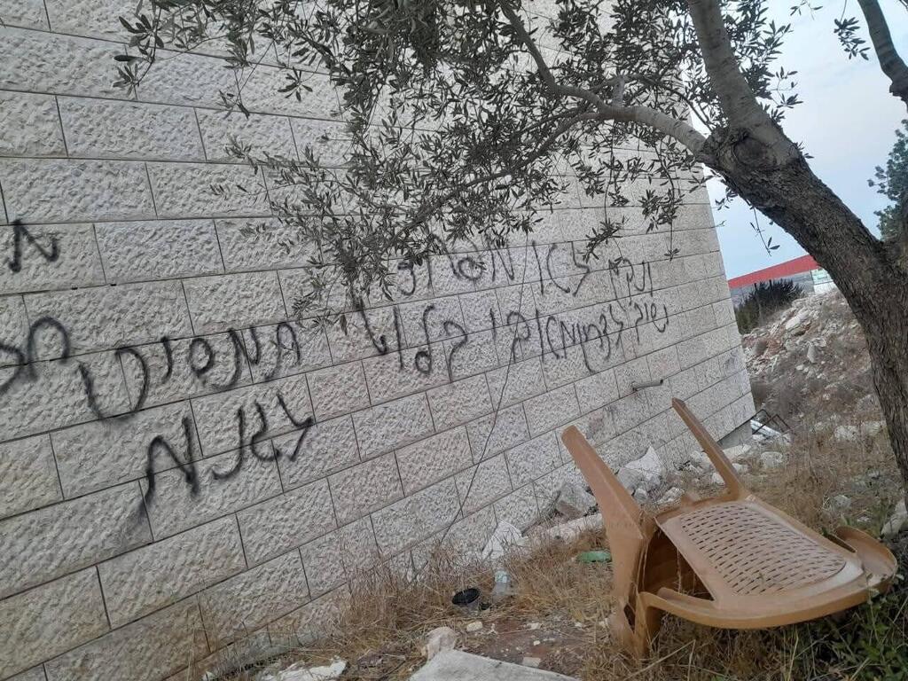 כתובות שרוססו על מסגד בכפר דיראסתיא על ידי מתנחלים