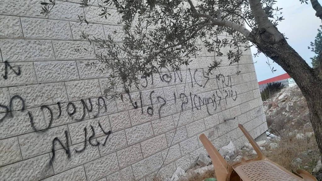 כתובות שרוססו על מסגד בכפר דיראסתיא על ידי מתנחלים