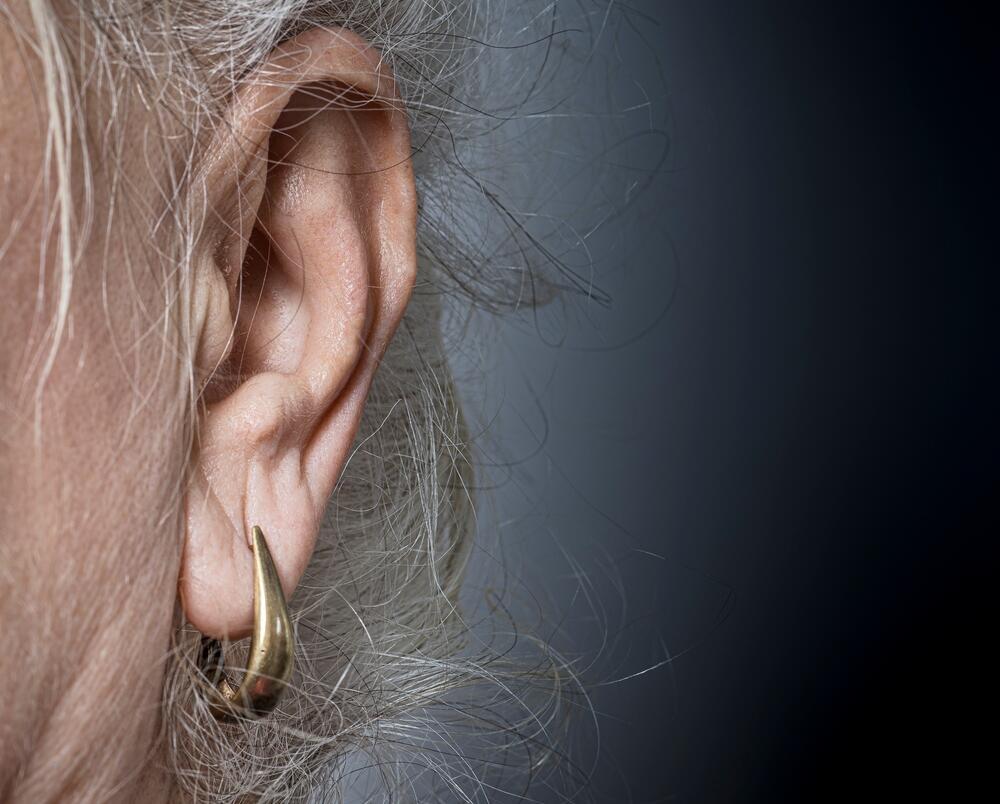 Heavy earrings pull continuously downward (Photo: Shutterstock) תנוך אוזן, אוזניים