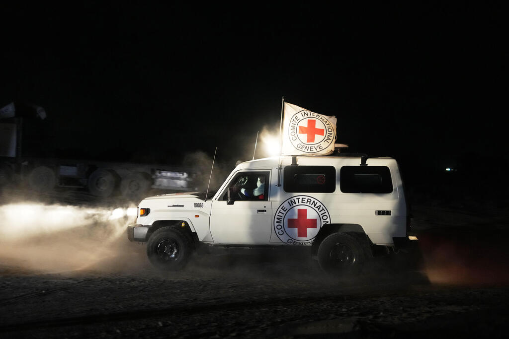 Photo: AP Photo/Abdel Kareem Hana רכב הצלב האדום בעזה