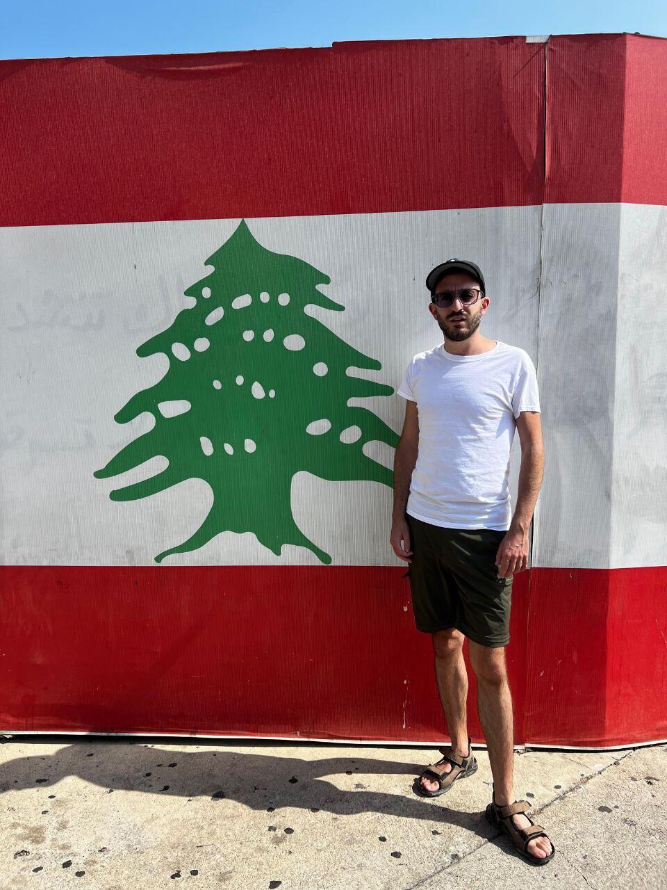 צילום עם דגל לבנון