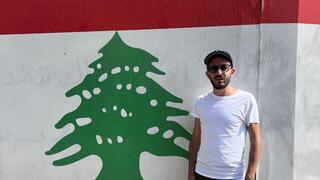 צילום עם דגל לבנון