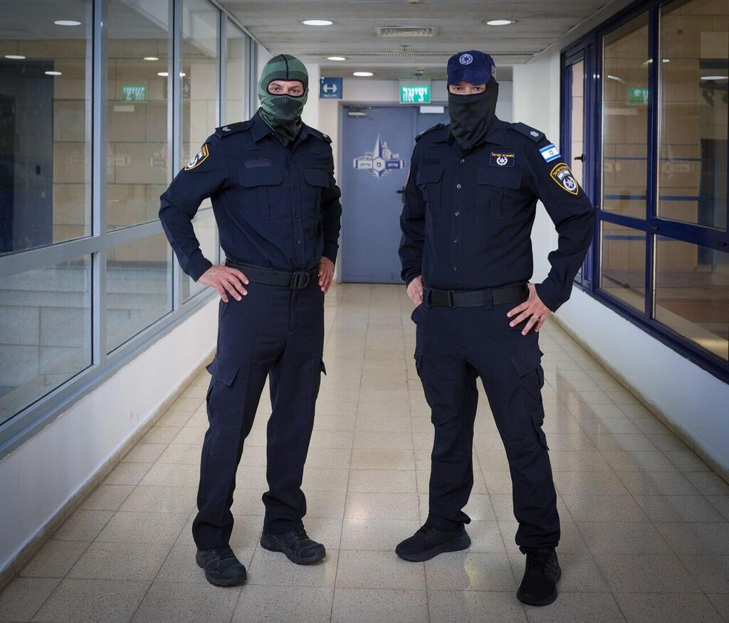 בכובע כחול - רפ"ק ק', מפקד מחלקת סוכנים בימ"ר תל אביב, בכובע ירוק - רס"מ מ', המפעיל של אל צ'אפו