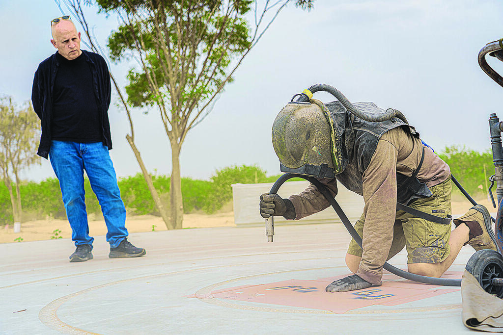 Architect Tzvika Pasternak supervises the work (Photo: Talia Ben Harush) האדריכל צביקה פסטרנק מפקח על העבודות