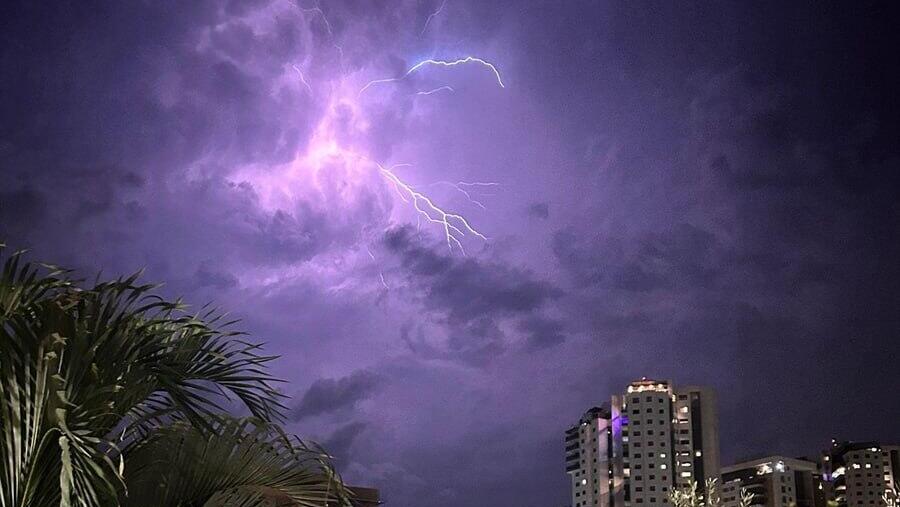 Молнии в Кирьят-Моцкине (Фото: Нехама Холи) סופת ברקים בקריית מוצקין