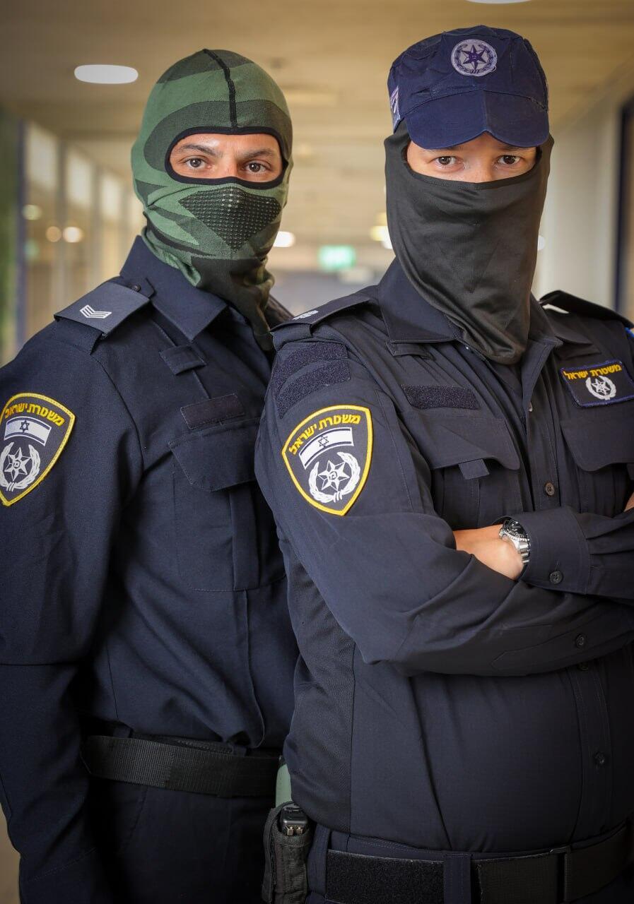 בכובע כחול - רפ"ק ק', מפקד מחלקת סוכנים בימ"ר תל אביב, בכובע ירוק - רס"מ מ', המפעיל של אל צ'אפו