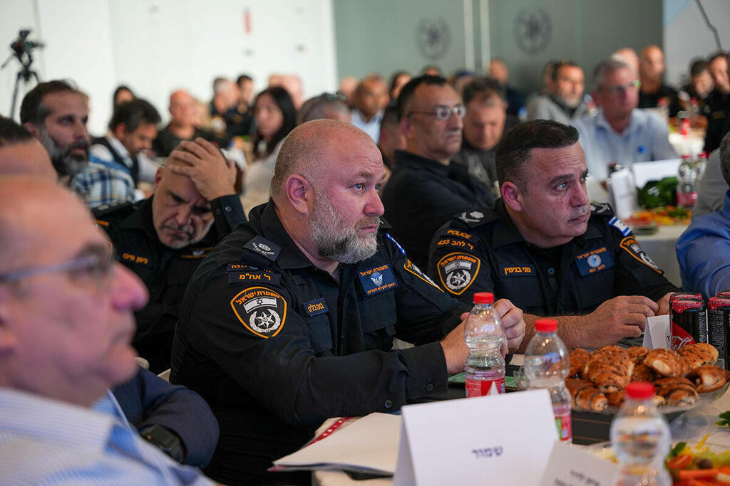 Deputy Commissioner Boaz Blat and Meni Binyamin (Photo: Israel Police) מני בנימין לצד בועז בלט