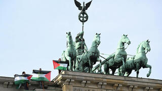 פעילים מפגינים פרו-פלסטינים על שער ברנדנבורג ברלין גרמניה