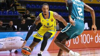 לוני ווקר מכדרר