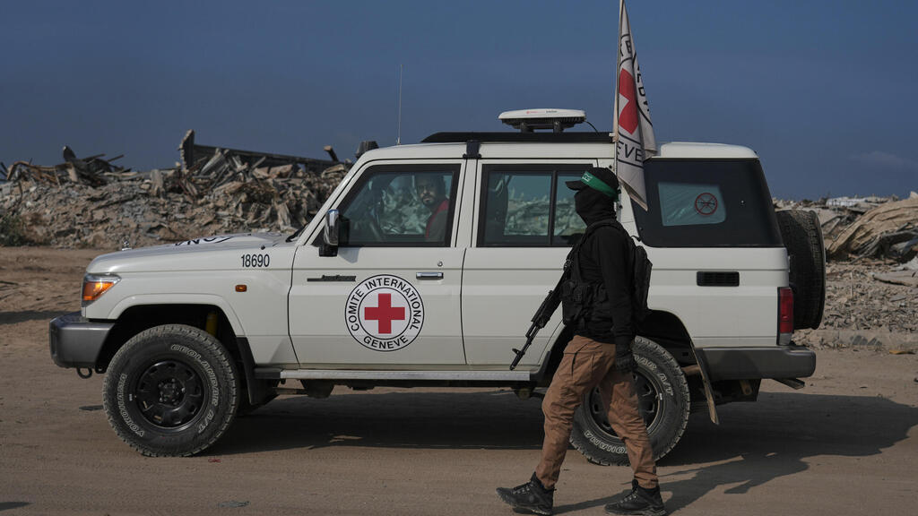 חמאס והצלב האדום פועלים לאיתור חטופים חללים במזרח העיר עזה