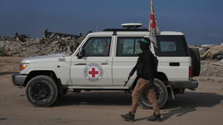 חמאס והצלב האדום פועלים לאיתור חטופים חללים במזרח העיר עזה