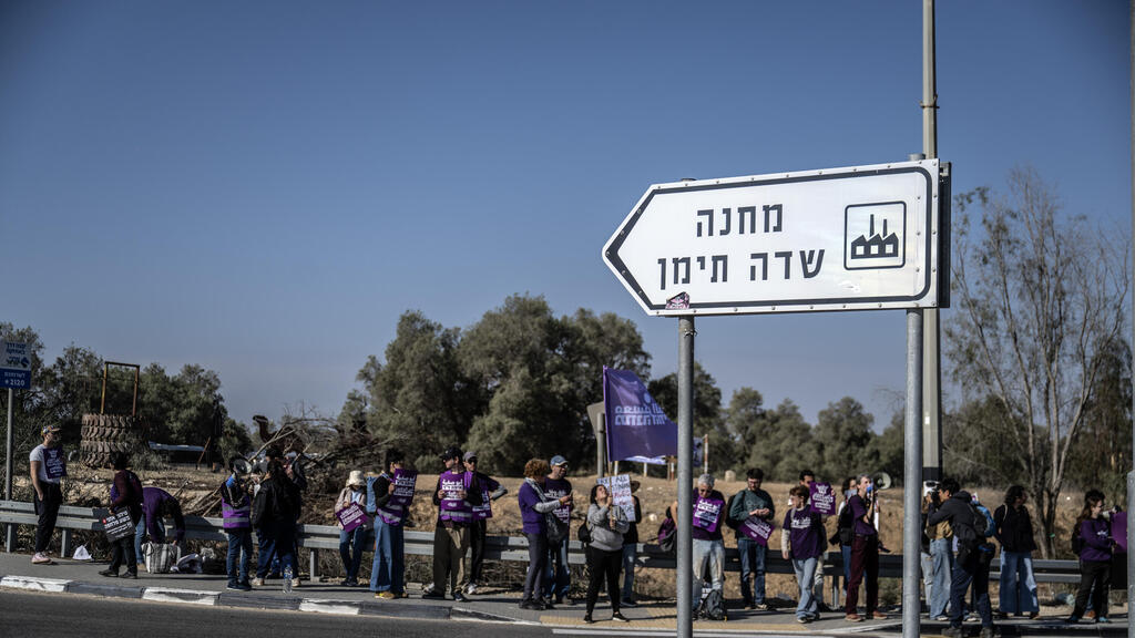 Указатель в сторону базы Сде-Тейман (Фото : Mostafa Alkharouf/Anadolu/Reuters) השילוט למחנה שדה תימן