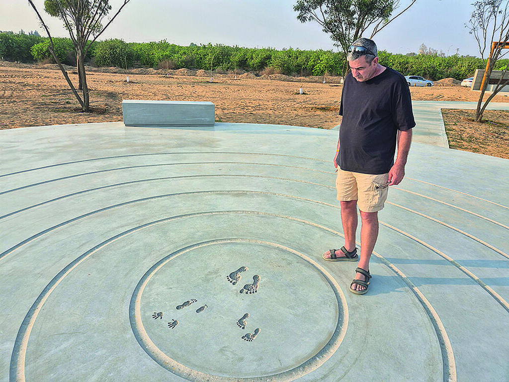 Eli Bibas at the memorial site (Photo: Talia Ben Harush) אלי ביבס, אביו של ירדן ביבס, באתר ההנצחה