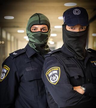 בכובע כחול - רפ"ק ק', מפקד מחלקת סוכנים בימ"ר תל אביב, בכובע ירוק - רס"מ מ', המפעיל של אל צ'אפו