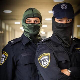 בכובע כחול - רפ"ק ק', מפקד מחלקת סוכנים בימ"ר תל אביב, בכובע ירוק - רס"מ מ', המפעיל של אל צ'אפו