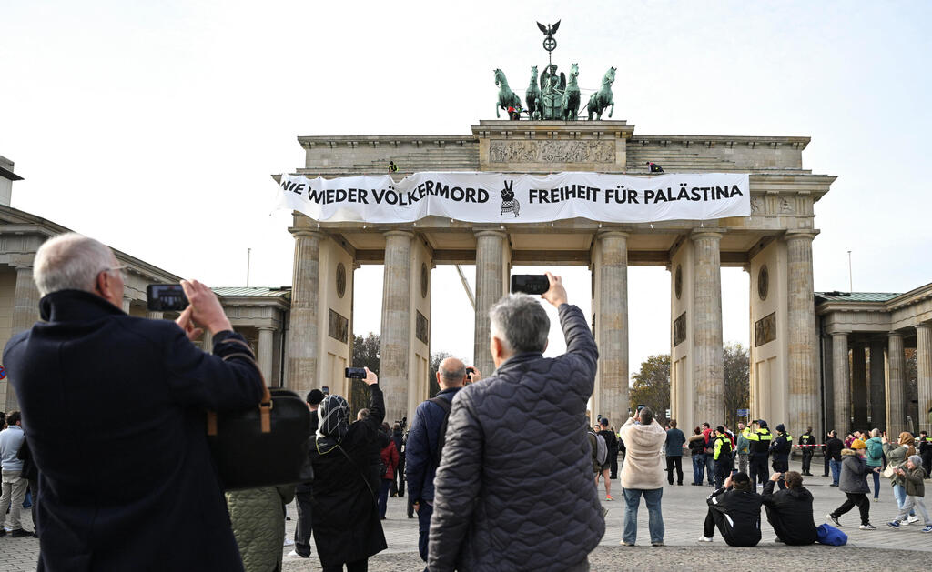 פעילים מפגינים פרו-פלסטינים על שער ברנדנבורג ברלין גרמניה