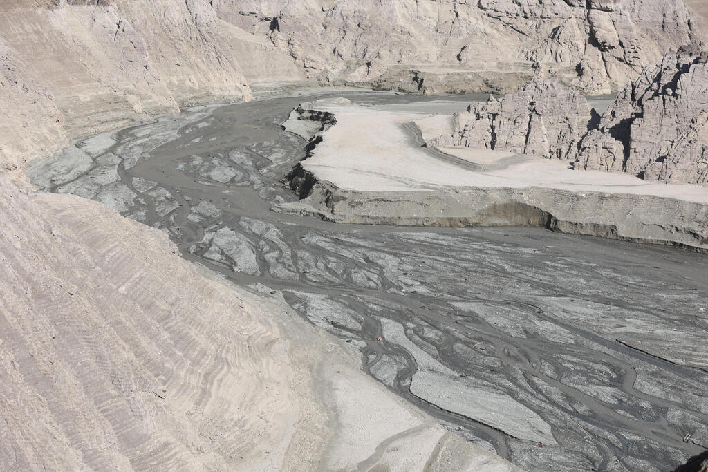 Amir Kabir Dam at just 8% of capacity (Photo: Majid Asgaripour/WANA (West Asia News Agency) via REUTERS) סכר אמיר חאן ב טהרן איראן משבר מים בצורת