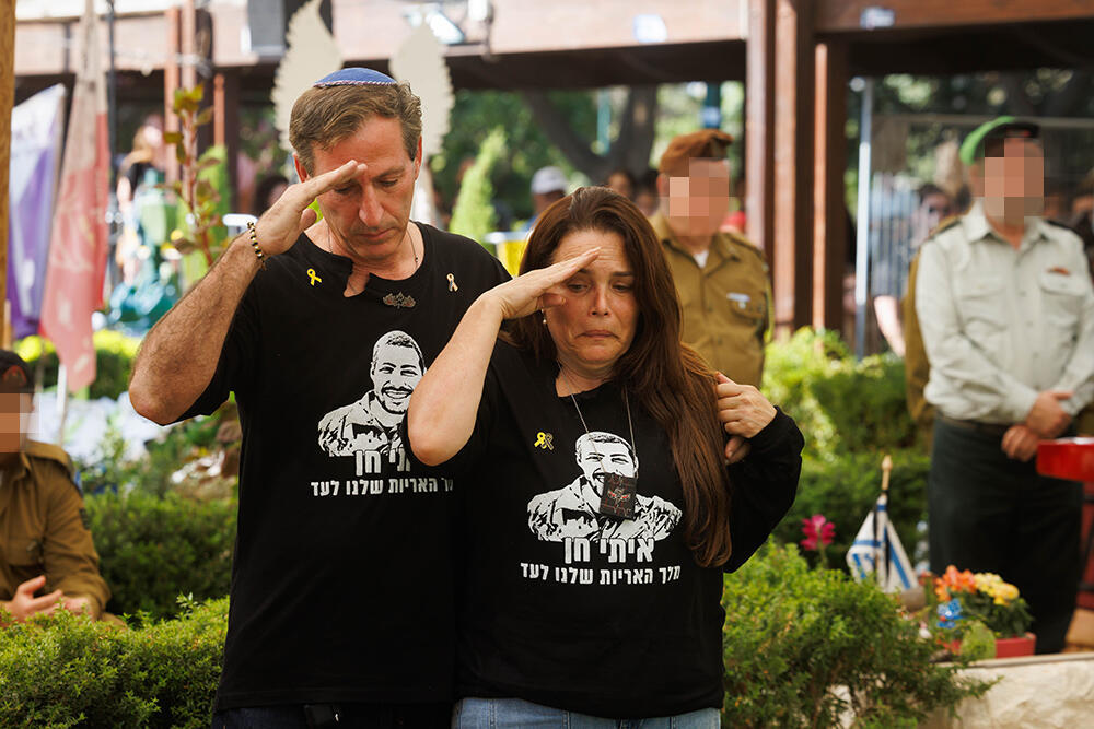 Ruby and Hagit Chen salute over their son's grave (Photo: Ziv Koren) רובי וחגית חן, הוריו של איתי חן
