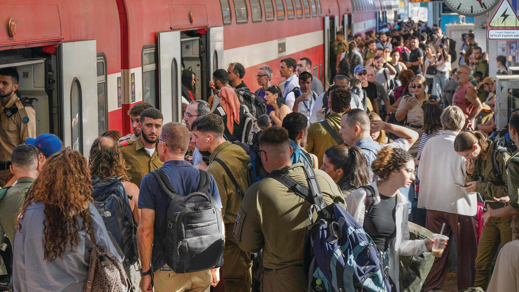 Поезда переполнены (Фото: Юваль Хен) yk14580432