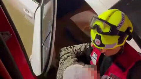 תיעוד: חילוץ זוג מרכב שטבע באשקלון