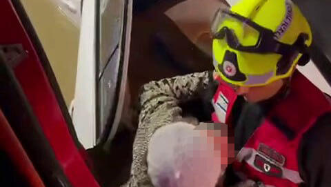 תיעוד: חילוץ זוג מרכב שטבע באשקלון