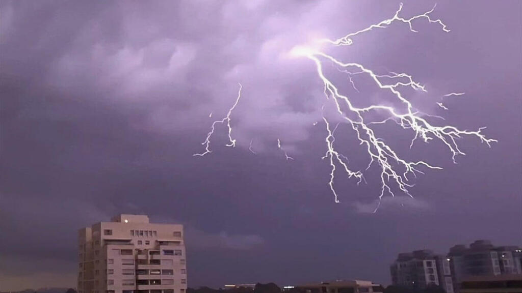 ברקים שתועדו מעל קריית אונו
