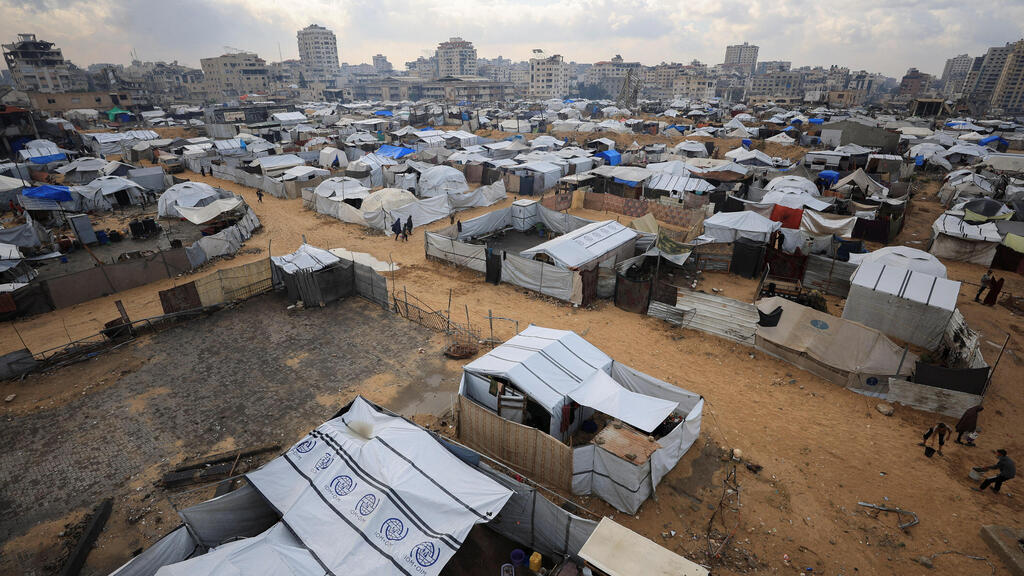 Tents in Gaza City (Photo: Dawoud Abu Alkas/ Reuters) אוהלים בעיר עזה