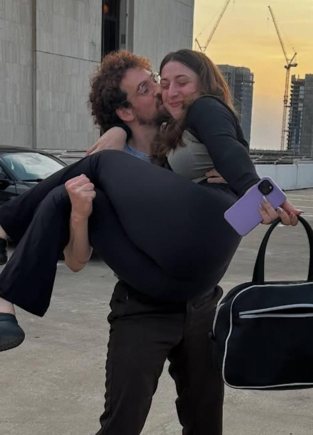 היא לא כבדה, היא ארוסתי (צילום: אינסטגרם) אלונה סער ויותם רבינו