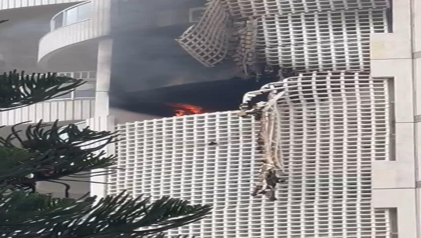 Взрыв на балконе дома (Фото: Марго Яаков) פיצוץ בבית ברמת גן