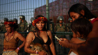 מפגינות בכניסה לבניין