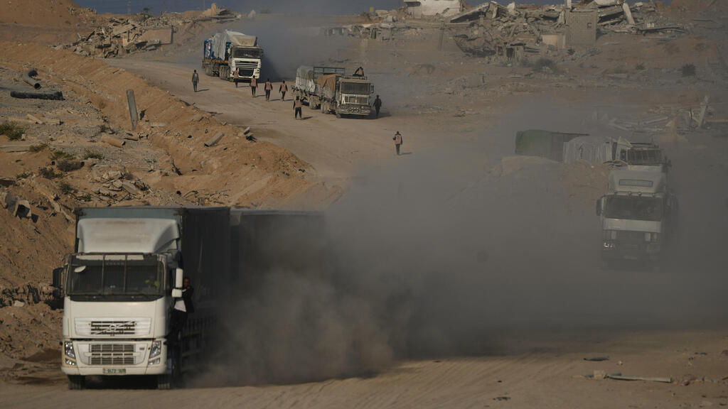 Photo: Jehad Alshrafi/ AP משאיות עם סחורה ברצועת עזה