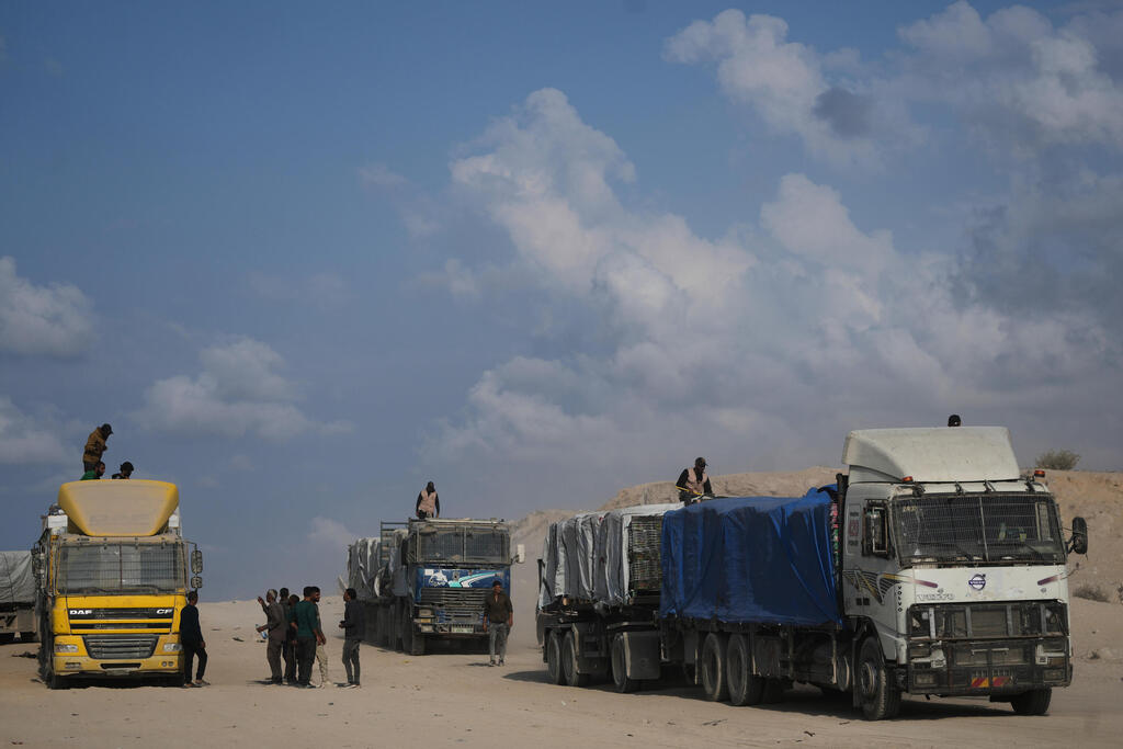 Humanitarian aid convoy entering Gaza (Photo: AP Photo/Jehad Alshrafi) משאיות עם סחורה ברצועת עזה