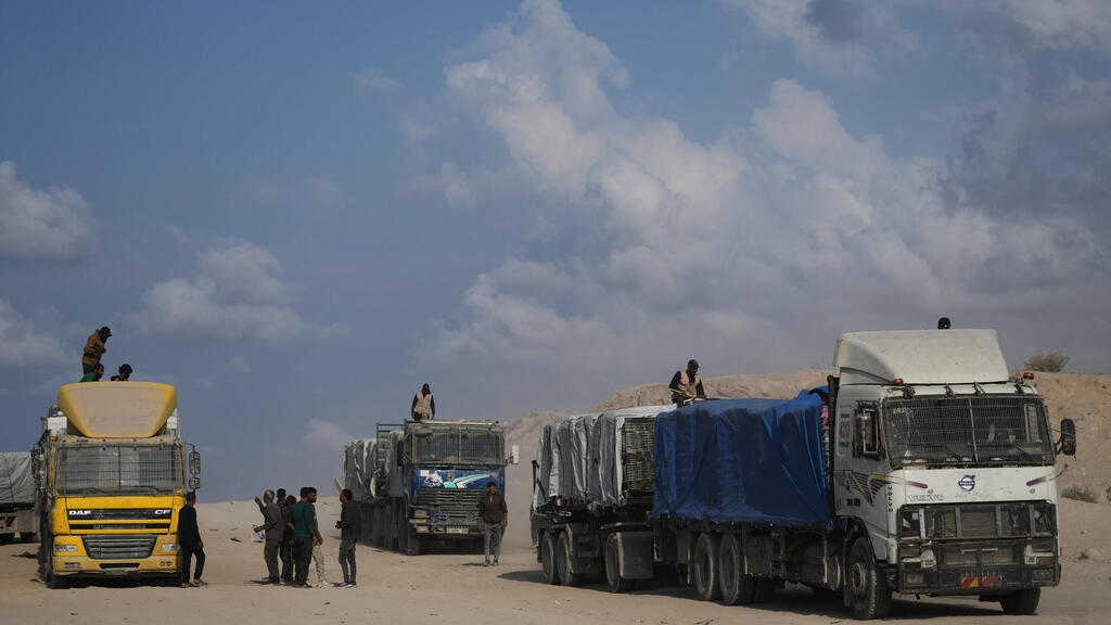 Гумпомощь в Газе (Фото: AP Photo/Jehad Alshrafi) משאיות עם סחורה ברצועת עזה