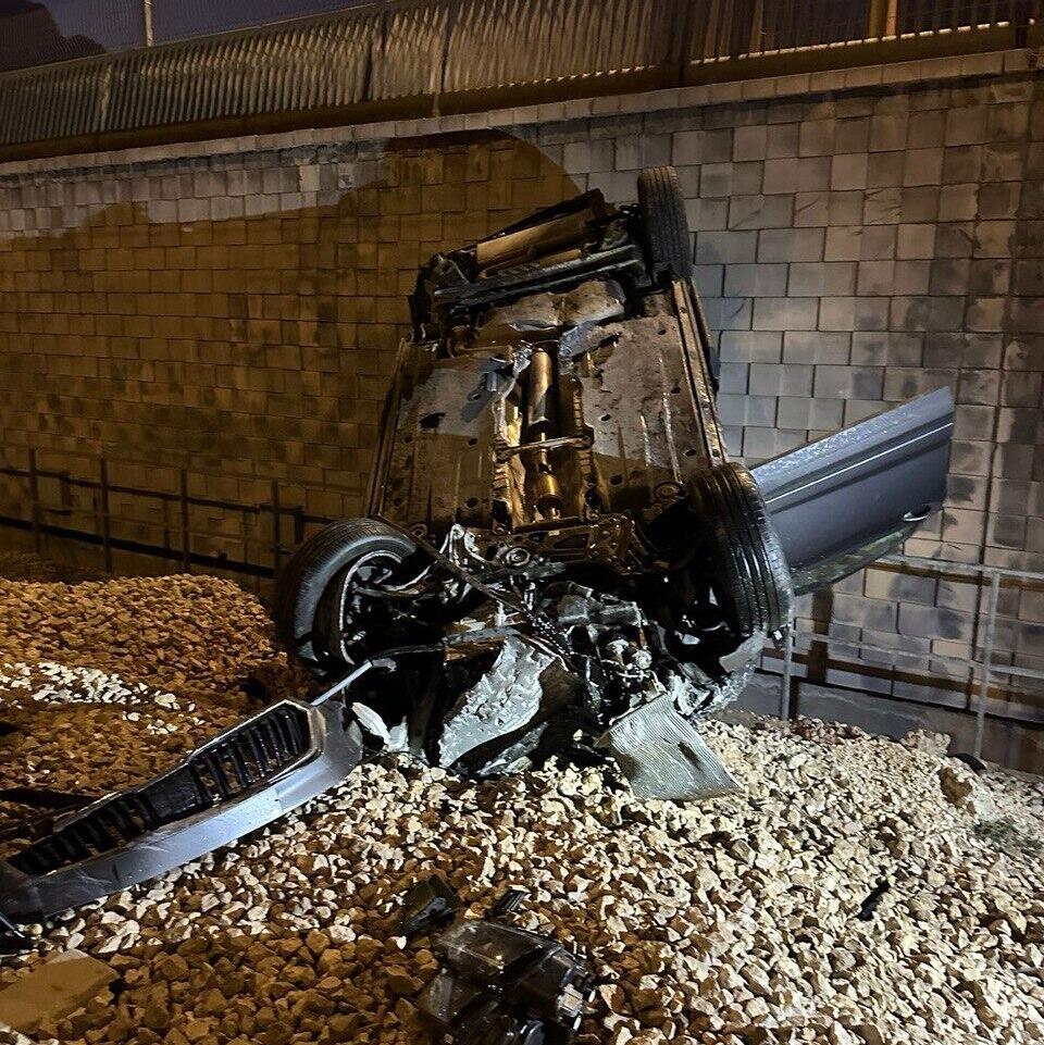Машина упала на пути רכב התהפך אל מסילת רכבת במודיעין