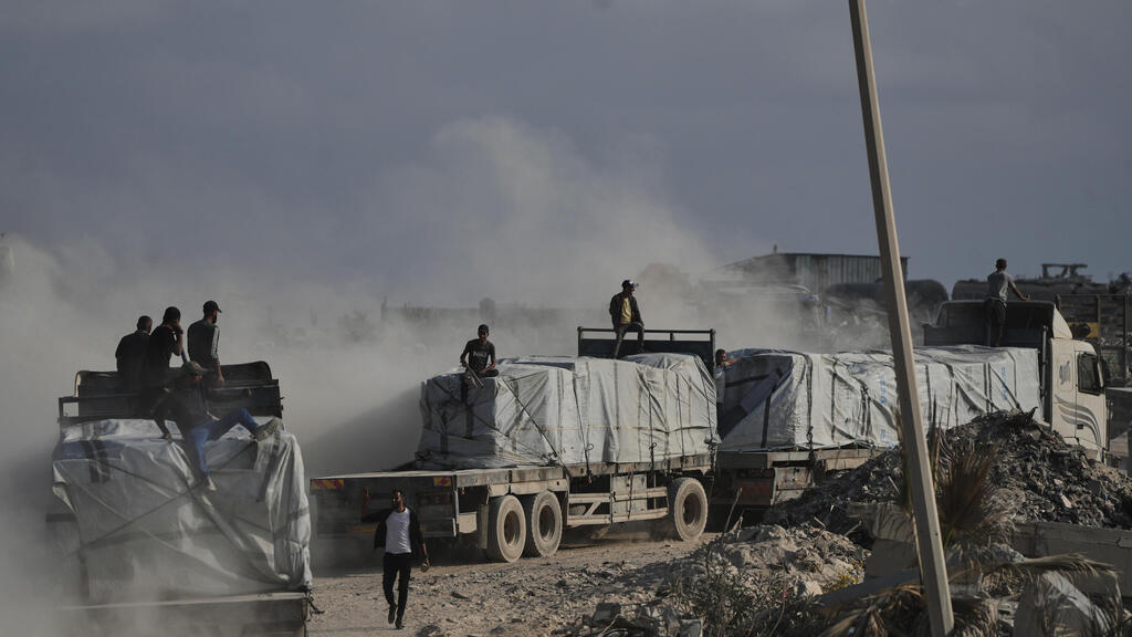 Доставка гуманитарной помощи в сектор Газы (Фото: AP Photo/Jehad Alshrafi) משאיות עם סחורה ברצועת עזה