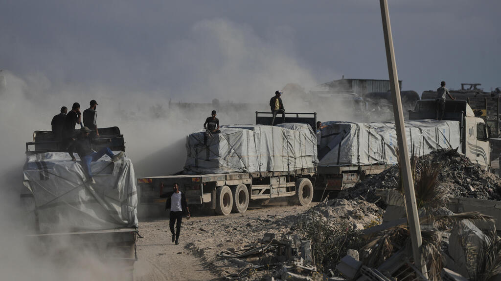 Гуманитарная помощь в Газе (Фото: AP Photo/Jehad Alshrafi) משאיות עם סחורה ברצועת עזה
