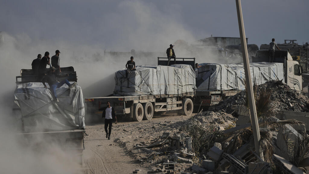 Trucks with goods enter the Gaza Strip (Photo: Jehad Alshrafi/ AP) משאיות עם סחורה ברצועת עזה