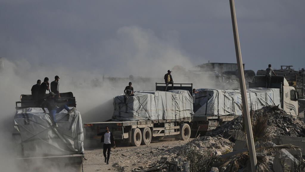 Доставка гуманитарной помощи в сектор Газы (Фото: AP Photo/Jehad Alshrafi) משאיות עם סחורה ברצועת עזה