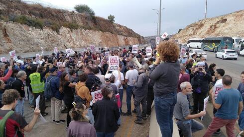 מתנדבי מסיק הסולידריות בגדה המערבית נעצרו במחסום אריאל