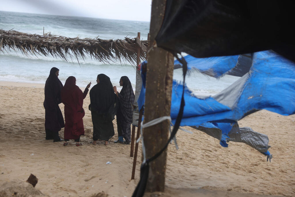 עקורים עזתים סובלים מגשמים ושיטפונות