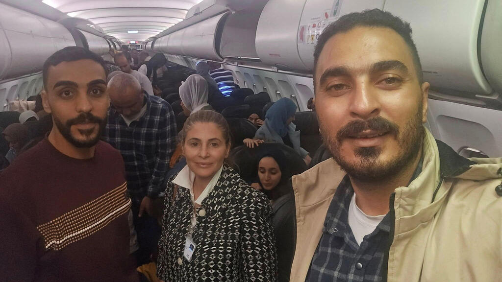 חנן ג'ראר, שגריר פלסטיני בדרום אפריקה, עם העזתים שהגיעו ליוהנסבורג בטיסה