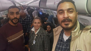 חנן ג'ראר, שגריר פלסטיני בדרום אפריקה, עם העזתים שהגיעו ליוהנסבורג בטיסה