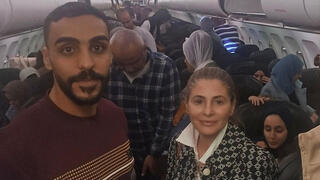 חנן ג'ראר, שגריר פלסטיני בדרום אפריקה, עם העזתים שהגיעו ליוהנסבורג בטיסה