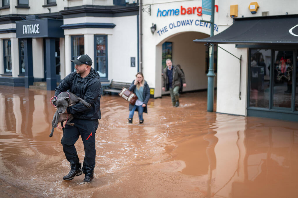 Photo: Matthew Horwood/Getty Images הצפות ב וויילס בריטניה הסופה קלאודיה